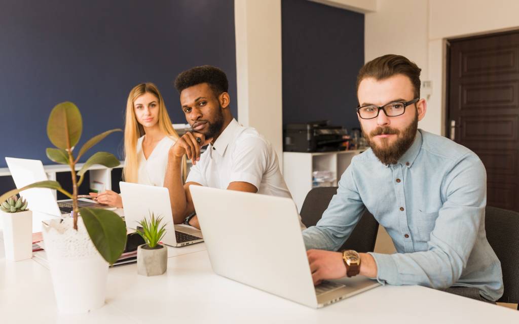 Equipo de desarrollo trabajando con metodología ágil en tablero de tareas