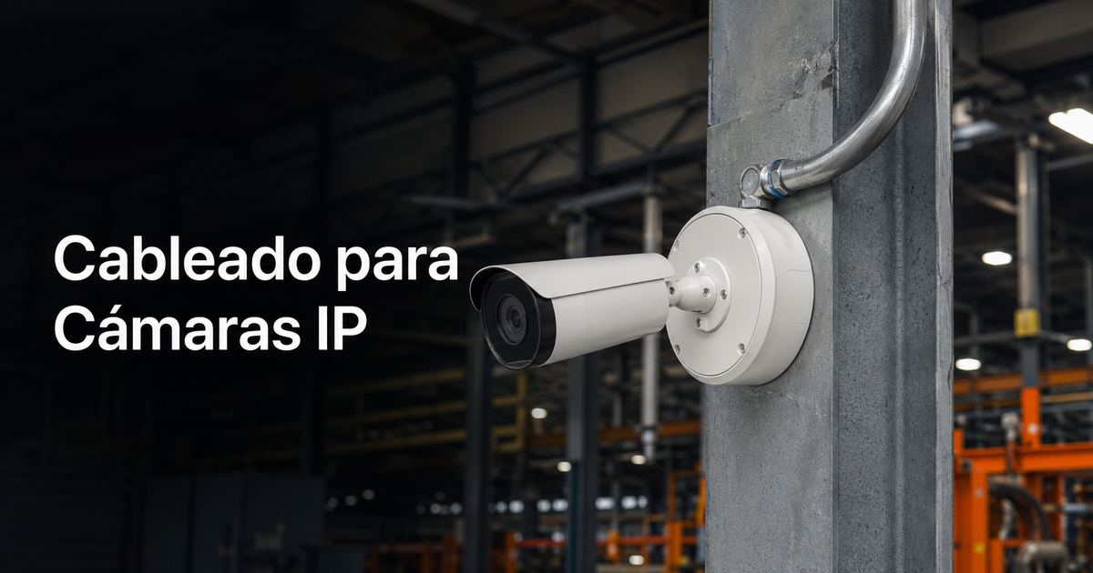Cámara IP tipo bullet montada en columna de nave industrial con su cableado protegido en tubería conduit
