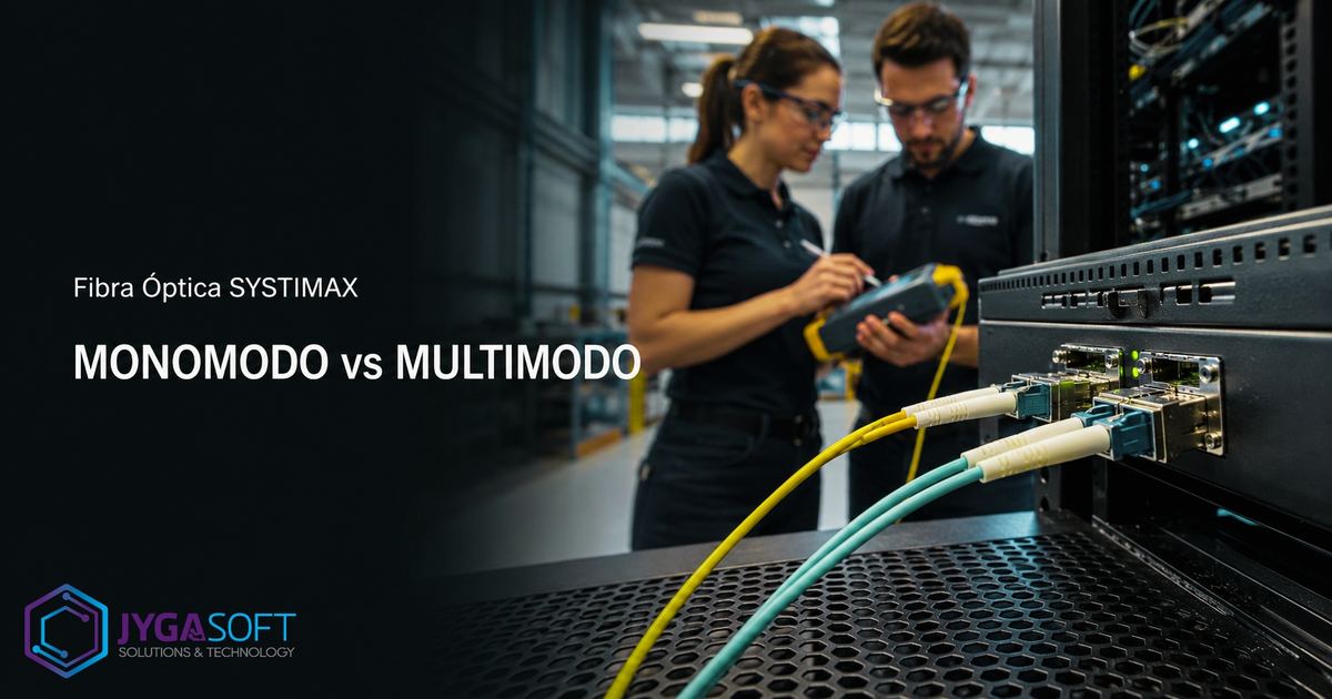Técnicos certifican fibra óptica en un rack: patch cord amarillo monomodo y aqua multimodo conectados a transceptores, comparativa SYSTIMAX
