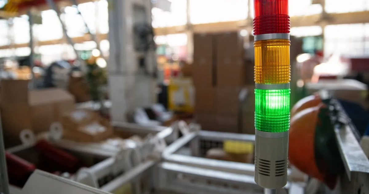 Sistema Andon 4.0 de Jygasoft: botonera inalámbrica, reloj industrial con alerta y tablero de incidencias en planta